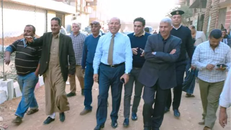 نائب محافظ القاهرة يتابع اعمال توصيل الصرف الصحى بالمنطقة الصناعية بالمرج.. بالصور