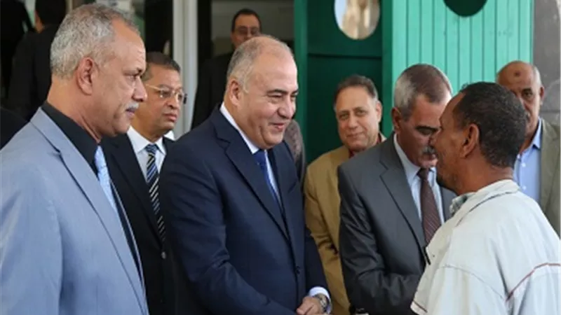 محافظ قنا يستجيب لشكوى احد المواطنين ويسكنه تروسيكل
