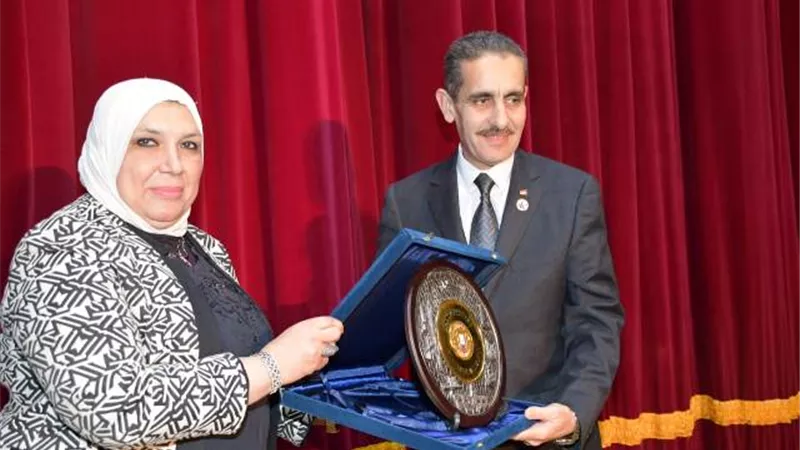 تكريم محافظ الغربية في حفل تنصيب اتحاد طلاب جامعة القناة ..صور