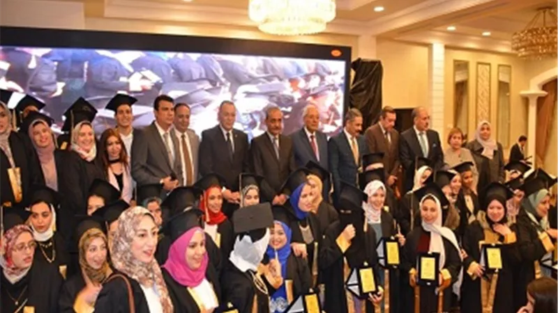 جامعة القناة تحتفل بيوم الصيدلى وتكرم الحاصلين على الدكتوراة والماجستير والخريجين الجدد