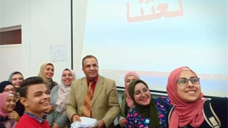 عزوز .. يحتفل باليوم العالمي للغه العربيه وسط طلابه