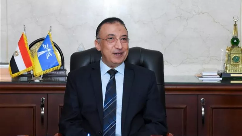 محافظ الإسكندرية يتابع أعمال اﻹزالة لأحد العقارات المخالفة بالمنشية