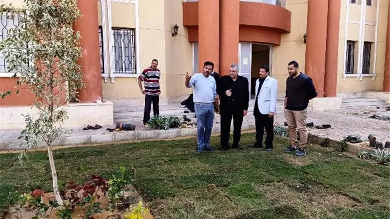 جهاز بدر يزرع النجيلة والأشجار بمدرسة طلعت حرب الفندقية هدية الإفتتاح.. بالصور