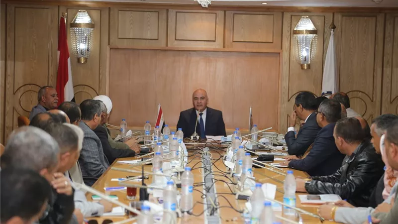 محافظ قنا يعقد اجتماعاً بالقيادات التنفيذية بالمحافظة
