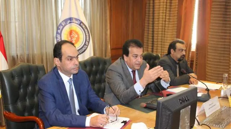 وزير التعليم العالي يطالب بتقييم العمل داخل المستشفيات الجامعية