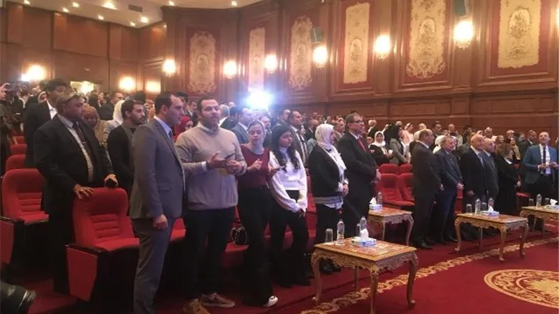 مدير الفنية العسكرية ووزير القوى العاملة يشهدان حفل تخرج نجليهما بالجامعة البريطانية
