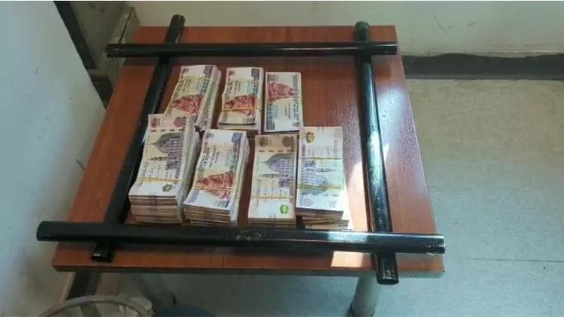 اب وابنة يحاولان تهريب ٥٩٩ الف جنية داخل المواسير الحديدية لحقائبهما بالمطار