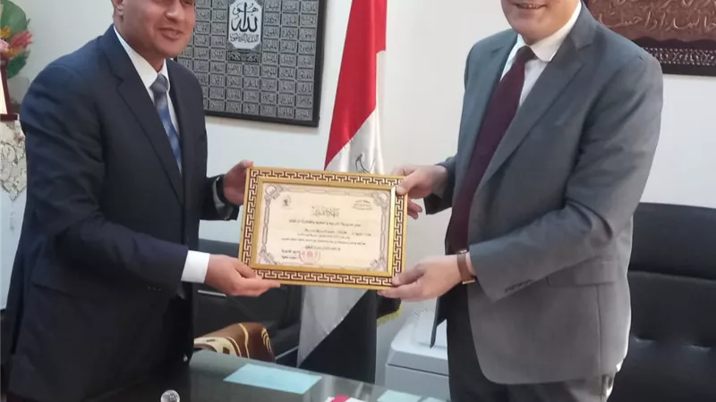 مدير تعليم القاهرة يكرم رئيس مجلس الأمناء والأباء والمعلمين
