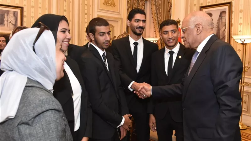 عبد العال يلتقى بعدد من الطلبة لتعريفهم بتاريخ الحياة البرلمانية