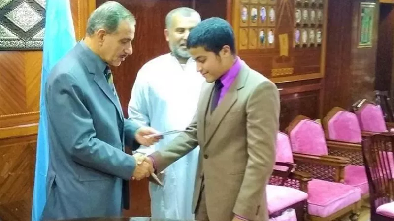 محافظ كفرالشيخ يسلم 4 تأشيرات رحلات عمرة تكريماً لحفظة القرآن الكريم بمدارس نهر الخير لعام 1441هـ - 2019م