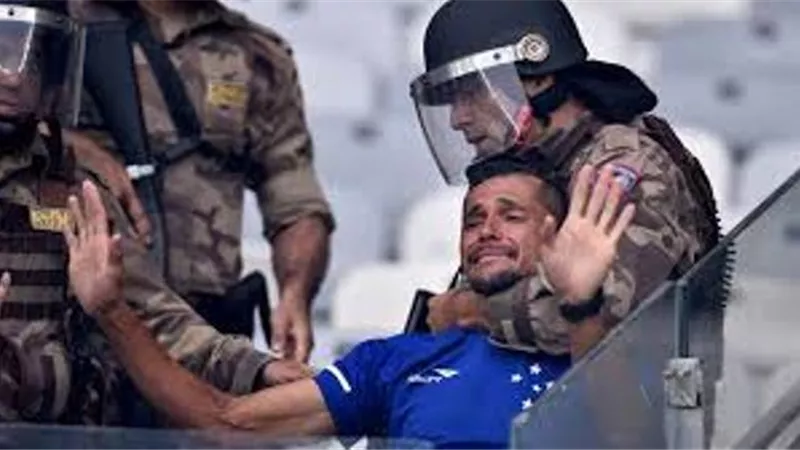 أعمال شغب ترافق مغادرة العملاق كروزيرو لدوري الأضواء ..فيديو