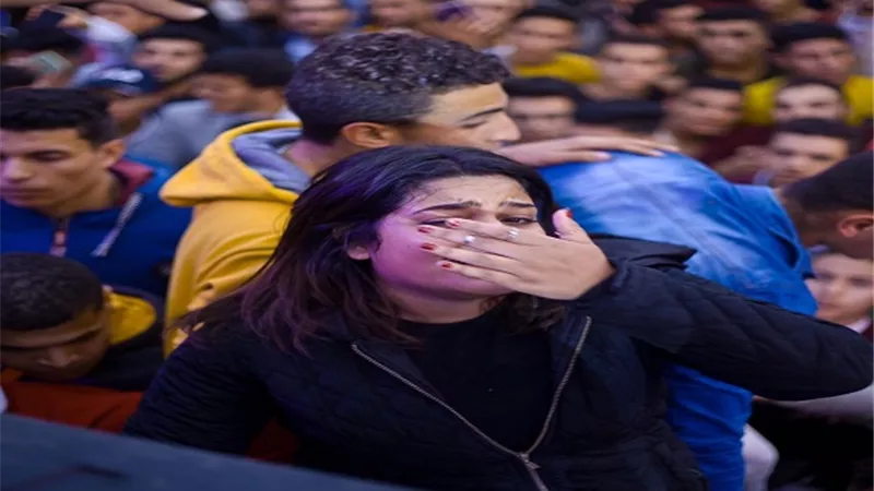 سر بكاء طالبة فى حفلة حمادة هلال بجامعة المنصورة.. صور