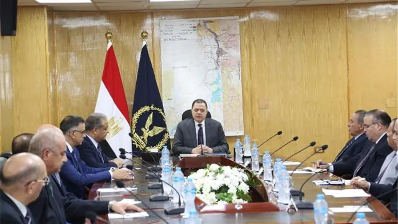 وزير الداخلية يستعرض خطة تأمين منتدى أسوان للسلام والتنمية