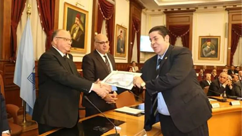 محافظ القاهرة يكرم سكرتير عام حى غرب لتطويره منظومة التعامل مع المواطنين
