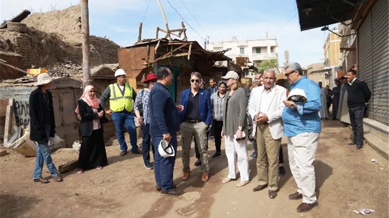 وفد الوكالة الأمريكية للتنمية الدولية يتفقد أعمال إحياء تراث إسنا جنوب الأقصر.. الصور