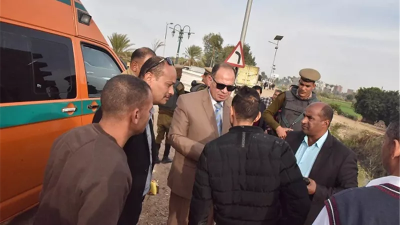 محافظ أسيوط يستوقف سيارته على طريق منقباد الزراعي ليطمئن على ركاب سيارة ملاكي سقطت بالترعة