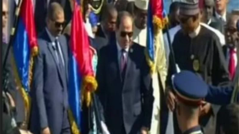 شاهد .. وصول الرئيس السيسي مقر انعقاد منتدى اسوان للسلام والتنمية