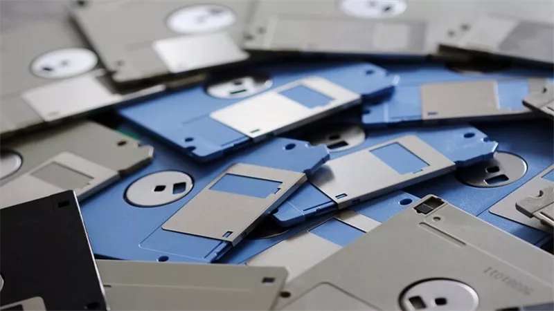 بتوقيع مؤسس أبل .. قرص مرن من عام 1988 يباع بـ 84 ألف دولار