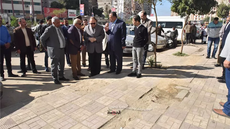 محافظ أسيوط يتفقد أعمال النظافة والتجميل بحي شرق ويلتقي المواطنين بميدان أسماء الله الحسنى