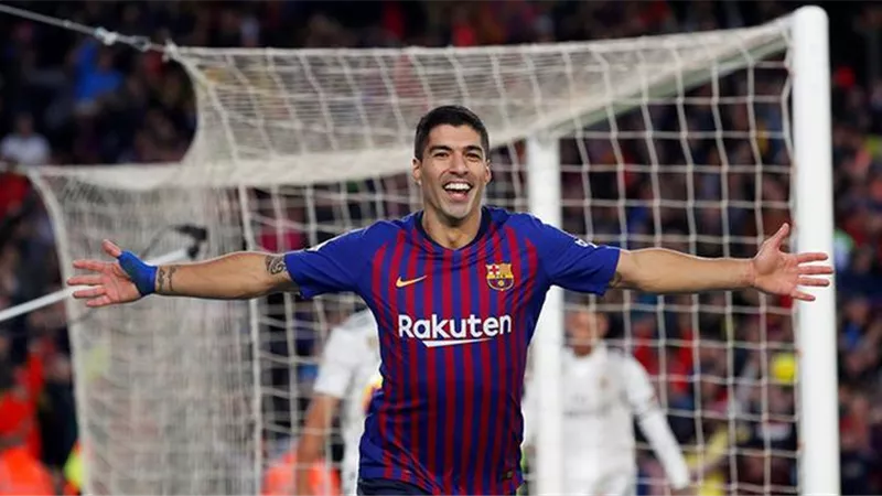 سواريز يواصل التهديف الاستعراضي بكعب جديد.. فيديو