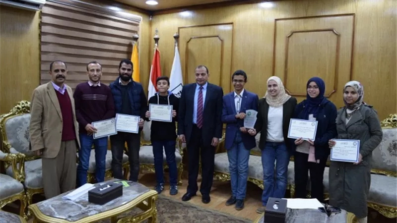 رئيس جامعة بني سويف يكرم الفائزين في أول أولمبياد عربي للبحث العلمي