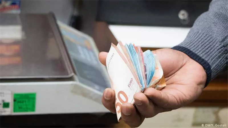 يحمل دبلومًا في هندسة الكمبيوتر و يحول الأشياء إلى نقود بطريقة سحرية