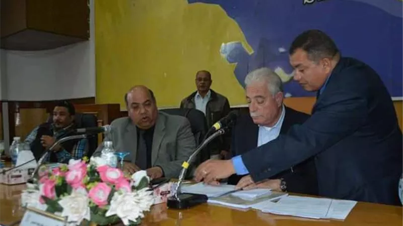 محافظ جنوب سيناء يعتمد عقود تقنين اوضاع بأبورديس