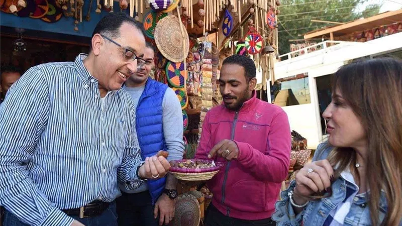 رئيس الوزراء يتجول بشوارع قرية غرب سهيل ويجرى حوارا مع الباعة والسائحين