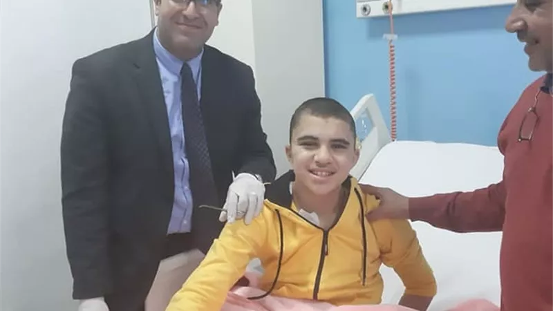 فريق طبى ينجح فى رفع كسر الجمجمة وتفريغ نزيف بالمخ لطفل.. صور