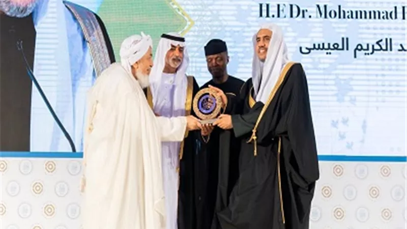 وزير التسامح الإماراتي يُسلّم د.العيسى جائزة تعزيز السِّلم