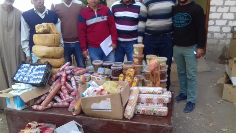 ضبط كميات من السلع الغذائية منتهية الصلاحية بإسنا جنوب الأقصر