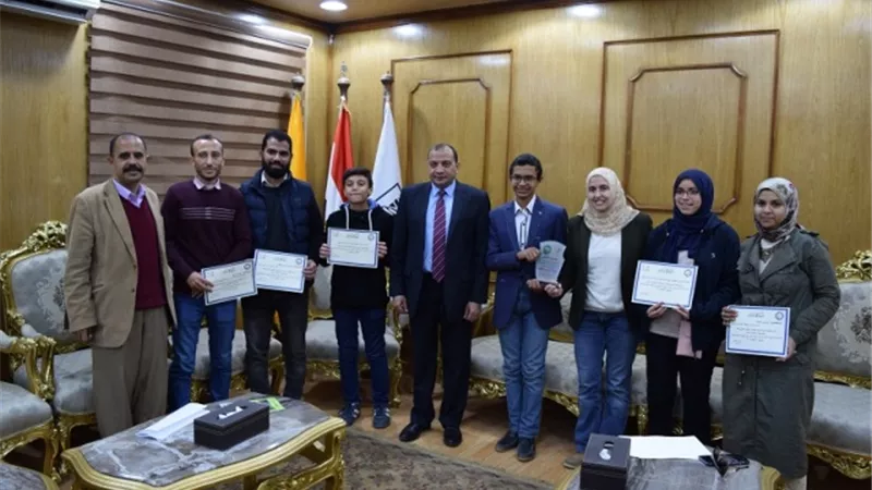رئيس جامعة بني سويف يكرم الفائزين في أول أولمبياد عربي للبحث العلمي