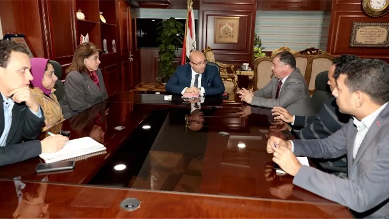 محافظ بني سويف يلتقى لجنة وزارة الصحة