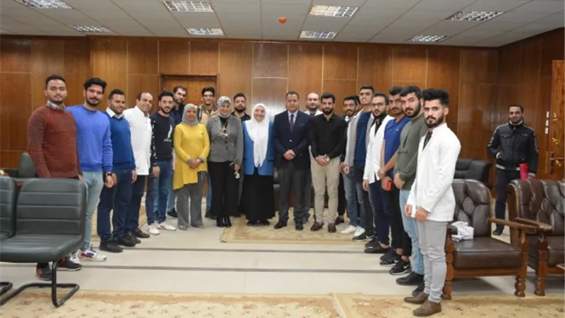 نائب رئيس جامعة أسيوط يتابع احوالهم الطلاب الوافدين بطب الاسنان