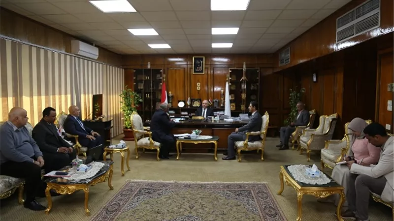 محافظ قنا: تكثيف الجهود لجذب المستثمرين للمنطقة الحرة العامة بقفط