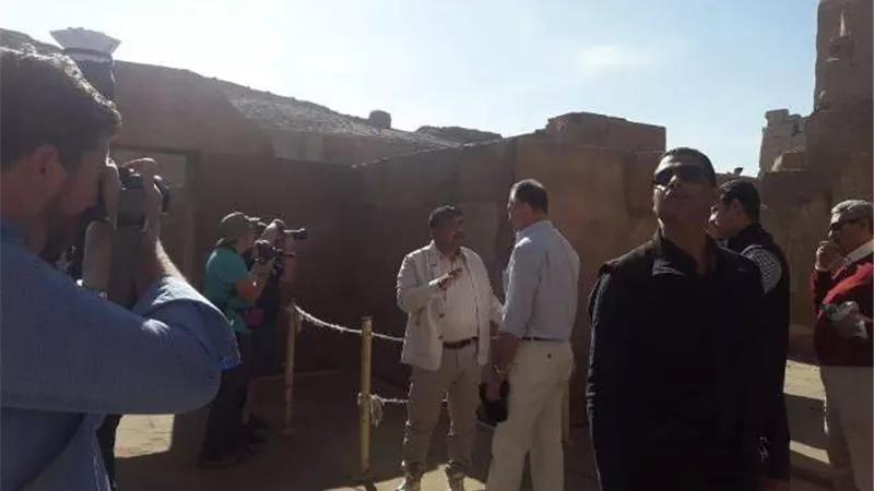 السفير الأمريكى يتفقد مشروع خفض المياه الجوفية بمعبد كوم أمبو