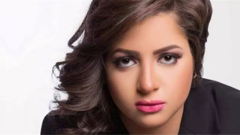 بالفيديو : مطرب سعودي يتغنى بأخلاق منى فاروق