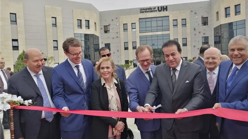وزير التعليم العالي يفتتح فرع جامعة هيرتفوردشاير بالعاصمة اﻹدارية