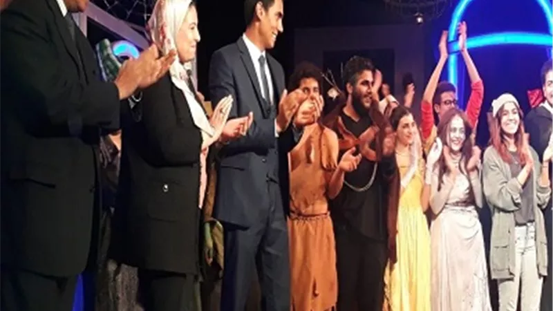 عميد ألسن عين شمس تشهد عرض فريق مسرح الكلية في مهرجان الاكتفاء الذاتي