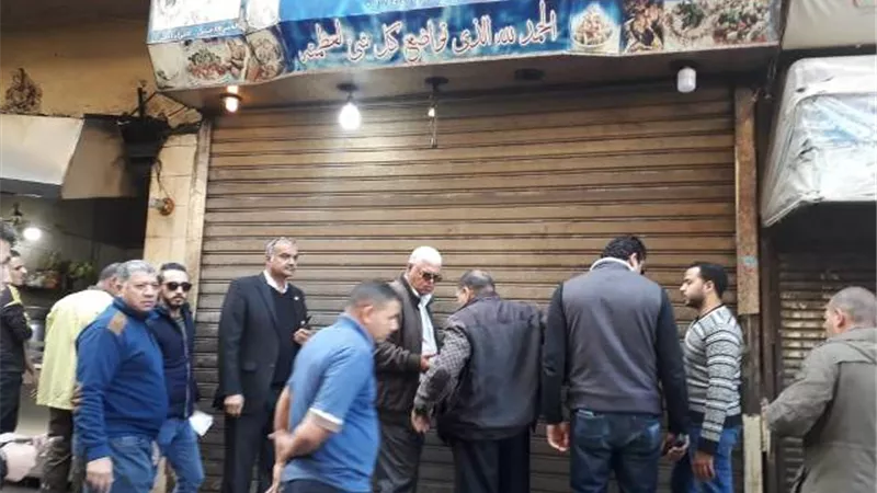 بعد تلقي شكاوي عديدة من المواطنين.. تشميع مطعم مخالف بشارع نوال بالدقي