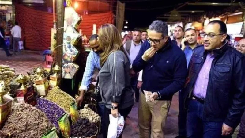 بالصور.. مدبولى والوزراء يتسوقون داخل السوق السياحى لشراء فول وكركديه أسوانى