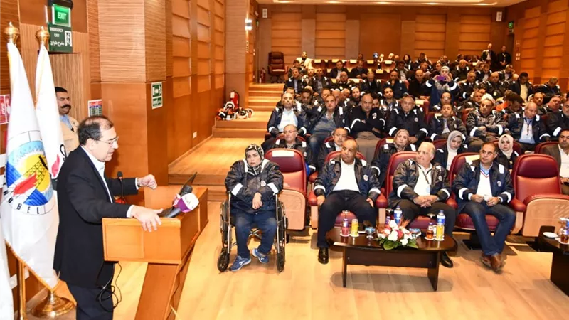 جولة تفقدية لوزير البترول ووفد البرلمان بحقل ظهر.. صور