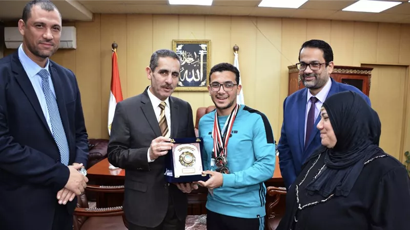 محافظ الغربية يكرم الفائز في بطولة العالم وأفريقيا لرفع الأثقال للمكفوفين
