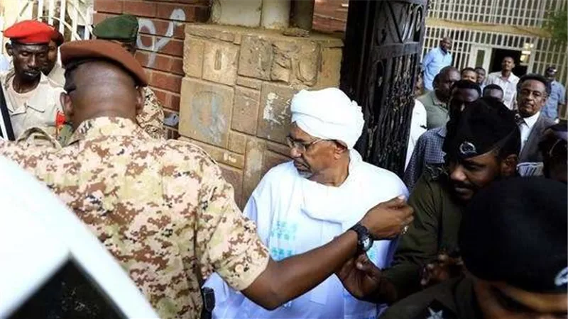 احتجاز زوجة البشير لحين إكمال التحقيقات معها حول 