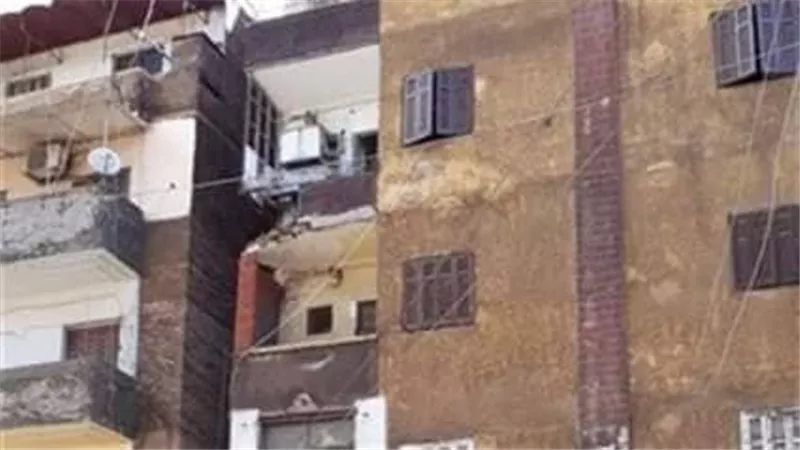 بسبب الأمطار.. سقوط أجزاء من شرفة منزل بالمحلة