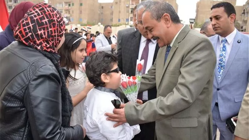 محافظ الإسماعيلية يصرف مكافأة مالية للعاملين بمدرسة النور للمكفوفين ..صور