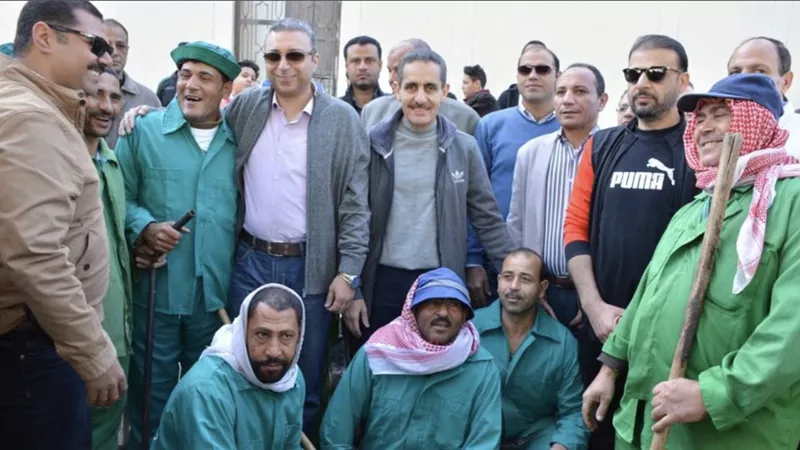 محافظ الغربية .. يدشن ويشارك في مبادرة ( بأيدينا نجملها ) -صور