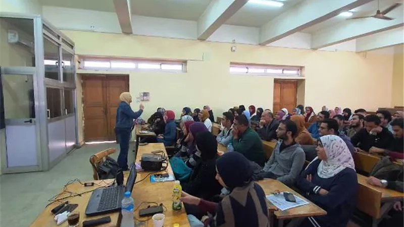 مبادرة رئيس جامعة حلوان حياتك تهمنا تنطلق من هندسة حلوان.. بالصور