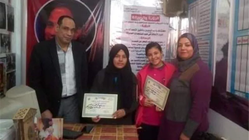 مدير الموهوبين بتعليم القليوبية يكرم طالبتين ابتكرتا جهازين لتنقية المياة وتحليتها