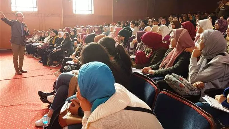 إقبال من طلاب الإعدادية والثانوية العامة على القوافل التعليمية فى بورسعيد.. بالصور